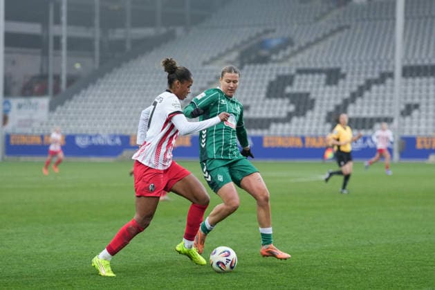 Google Pixel Womens Bundesliga SC Freiburg vs SV Werder Bremen, 21 12 2025 Aurélie Csillag SC Freiburg, 17 in duel with Medina Deöi SV Werder Bremen, 9 Google Pixel Womens Bundesliga SC Freiburg vs SV Werder Bremen, Dreisamstadion, 21 12 2025 DFB DFL REGULATIONS PROHIBIT ANY USE OF PHOTOGRAPHS AS IMAGE SEQUENCES AND OR QUASI VIDEO Copyright: xBEAUTIFULxSPORTS Boscox