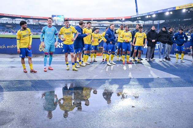 21 12 2025, Football, 2 Bundesliga, Season 2025 2026, Matchday 17, Eintracht Braunschweig FC Schalke 04, Eintracht Braunschweig celebrates the home win with the fans, xRHR PHOTO YYx Copyright: KROEGER RHR-FOTOx RHR-FOTO YY