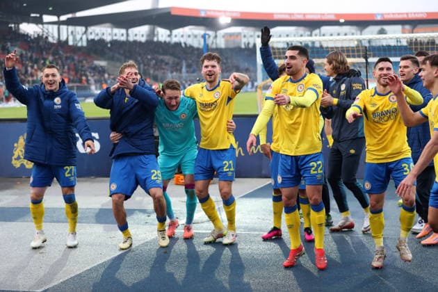 Braunschweig vs Schalke 04, 2 BL Braunschweig, 21 12 2025, FOOTBALL Eintracht Braunschweig vs FC Schalke 04, 2 BL, Season 2025 26 Final cheer in front of the Eintracht Braunschweig Fankurve Braunschweig