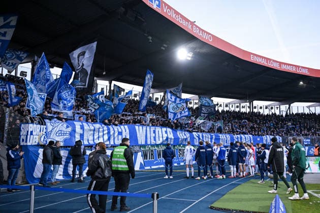 21 12 2025, Football, 2 Bundesliga, Season 2025 2026, Matchday 17, Eintracht Braunschweig FC Schalke 04, The players of FC Schalke 04 thank the fans for their support xRHR PHOTO YYx Copyright: KROEGER RHR-FOTOx RHR-FOTO YY