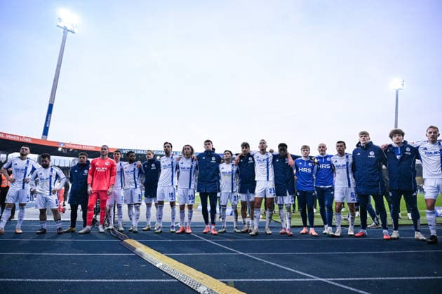 21 12 2025, Football, 2 Bundesliga, Season 2025 2026, Matchday 17, Eintracht Braunschweig FC Schalke 04, The players of FC Schalke 04 thank the fans for their support xRHR PHOTO YYx Copyright: KROEGER RHR-FOTOx RHR-FOTO YY