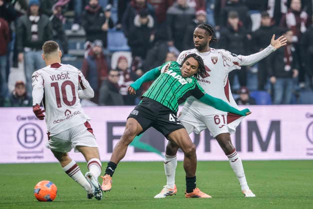 December 21, 2025, Reggio Emilia, REGGIO EMILIA: Sassuolo s Armand Lauriente (C) and Torino™s Adrien Tameze (R) with Nikola Vlasic in action during the Italian Serie A soccer match US Sassuolo vs Torino FC at Mapei Stadium in Reggio Emilia, Italy, 21 December 2025. ANSA ELISABETTA BARACCHI. Soccer: Serie A ; Sassuolo - Torino  - ZUMAa110 20251221_zaf_a110_046 Copyright: xElisabettaxBaracchix