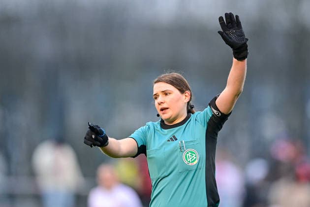 Anna Lena Weiss Referee gives instructions, gesticulates, gesticulates with arms, gives instructions, gesticulate, single image, action, action, 21 12 2025, Munich Germany , Football,2 Women Bundesliga, FC Bayern München II VfB Stuttgart, DFB DFL REGULATIONS PROHIBIT ANY USE OF PHOTOGRAPHS AS IMAGE SEQUENCES AND OR QUASI VIDEO xslx