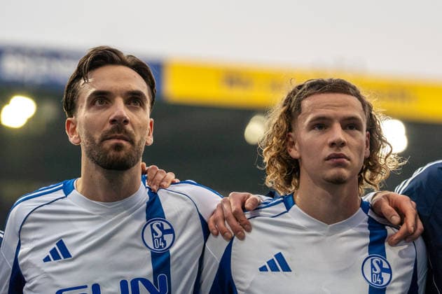 Germany, Soccer, 2 Bundesliga, Matchday 17 2025 2026 Eintracht Braunschweig Schalke 04 on 21 12 in Braunschweig Eintracht Stadion Kenan Karaman FC Schalke 04 19 Mika Wallentowitz FC Schalke 04 35 after the match in front of the Schalke Curve Copyright: xSvenxHeidmannx