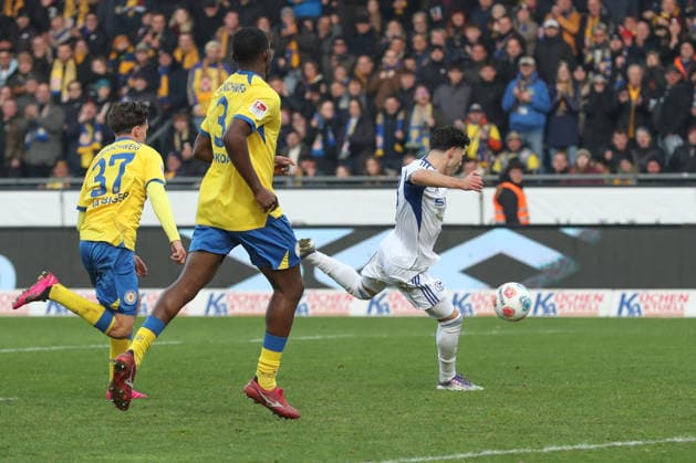 21 12 2025, xtgx, Fußball 2 Bundesliga, Eintracht Braunschweig FC Schalke 04 v l Soufiane El Faouzi Schalke, 23 schiesst Tor, schießt, Torschuetze, erzielt Tor, Treffer, scores the goal 2 1 DFL DFB REGULATIONS PROHIBIT ANY USE OF PHOTOGRAPHS as IMAGE SEQUENCES and or QUASI VIDEO Braunschweig