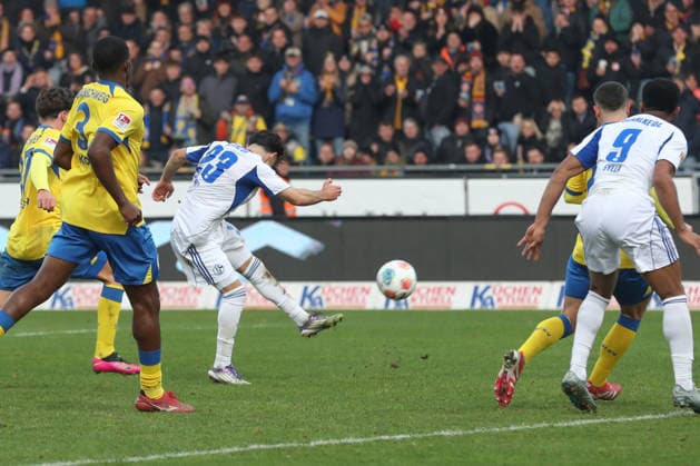 21 12 2025, xtgx, Fußball 2 Bundesliga, Eintracht Braunschweig FC Schalke 04 v l Soufiane El Faouzi Schalke, 23 schiesst Tor, schießt, Torschuetze, erzielt Tor, Treffer, scores the goal 2 1 DFL DFB REGULATIONS PROHIBIT ANY USE OF PHOTOGRAPHS as IMAGE SEQUENCES and or QUASI VIDEO Braunschweig