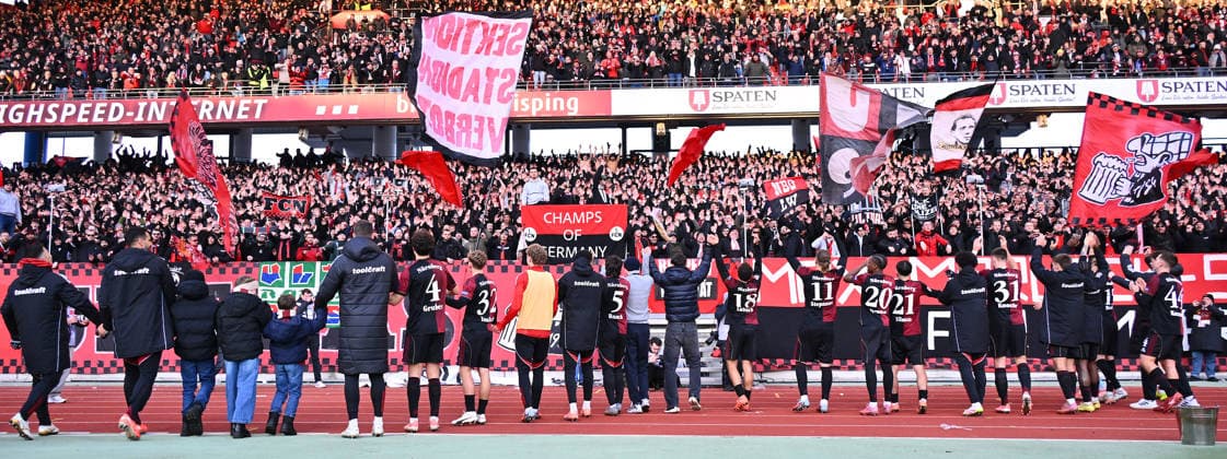 21 12 2025 Soccer Season 2025 2026 2 Soccer Bundesliga 17 Matchday 1 FC Nürnberg FCN Club Hannover 96 H96 Sportfoto Zink xwoxzix DFL regulations prohibit any use of photographs as image sequences and or quasi video only for editorial use Mannschaft Team FCN Jubel Freude Jubelklette nach Spielende vor Fans Fanblock