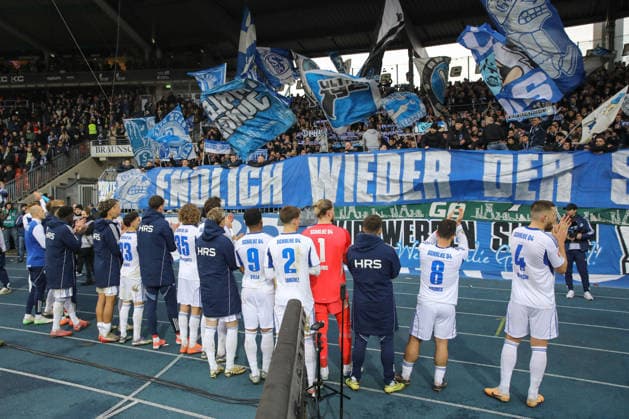 21 12 2025, xtgx, Soccer 2 Bundesliga, Eintracht Braunschweig FC Schalke 04 v l Schalke Thanks the fans disappointed, disappointed, looks disappointed, dejected, disappointed DFL DFB REGULATIONS PROHIBIT ANY USE OF PHOTOGRAPHS as IMAGE SEQUENCES and or QUASI VIDEO Braunschweig
