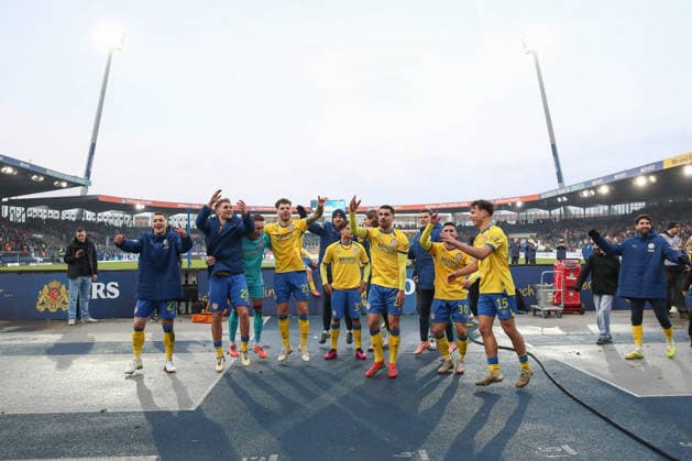 21 12 2025, xtgx, Fussball 2 Bundesliga, Eintracht Braunschweig FC Schalke 04 v l Braunschweig Jubel über den Sieg, Jubel nach Spielende DFL DFB REGULATIONS PROHIBIT ANY USE OF PHOTOGRAPHS as IMAGE SEQUENCES and or QUASI VIDEO Braunschweig