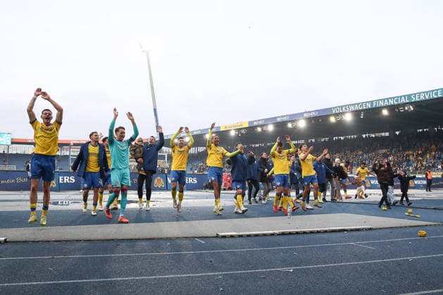 21 12 2025, xtgx, Fussball 2 Bundesliga, Eintracht Braunschweig FC Schalke 04 v l Braunschweig Jubel über den Sieg, Jubel nach Spielende DFL DFB REGULATIONS PROHIBIT ANY USE OF PHOTOGRAPHS as IMAGE SEQUENCES and or QUASI VIDEO Braunschweig