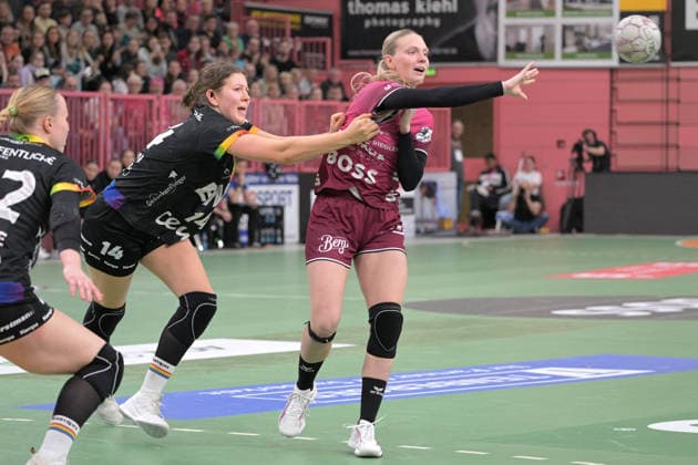 Charlotte Cholevova TusSies Metzingen, 96 vs Marie Steffen VfL Oldenburg, 14 TusSies Metzingen vs VfL Oldenburg, handball, Alsco HBF, 11 league matchday, 2025 2026 season, 21 12 2025 TusSies Metzingen vs VfL Oldenburg, handball, Alsco HBF, 11 league matchday, 2025 2026 season, 21 12 2025 Tuebingen Copyright: xEibner-Pressefoto TobiasxBaurx EP_TBR