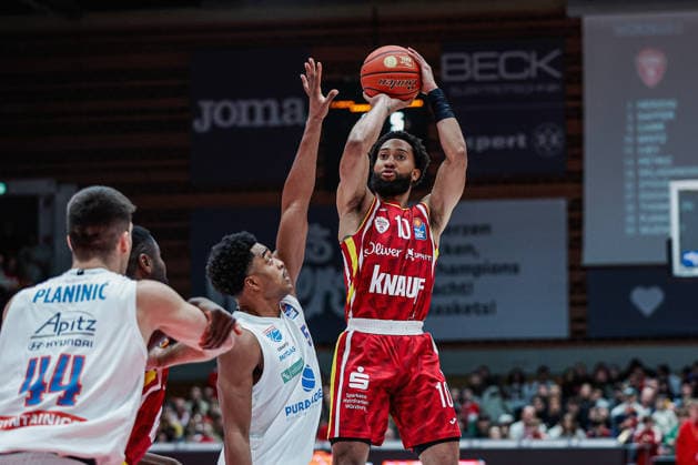 In the picture from left Marcus Forster Syntainics MBC, 5 against Davion Mintz Wuerzburg Baskets, 10 21 12 2025, Basketball, Fitness First Wuerzburg Baskets vs SYNTAINICS MBC, easyCredit BBL, 11 Matchday, Germany, Wuerzburg, tectake Arena, Copyright: HMBxMedia xJulienxBecker