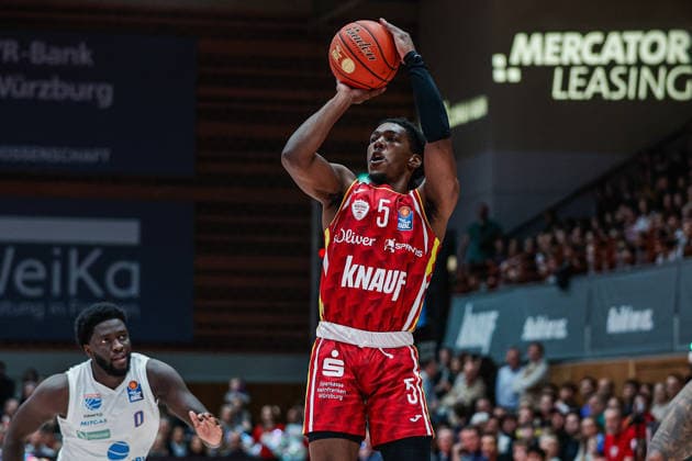 In the picture Marcus Carr Wuerzburg Baskets, 5 21 12 2025, Basketball, Fitness First Wuerzburg Baskets vs SYNTAINICS MBC, easyCredit BBL, 11 Matchday, Germany, Wuerzburg, tectake Arena, Copyright: HMBxMedia xJulienxBecker