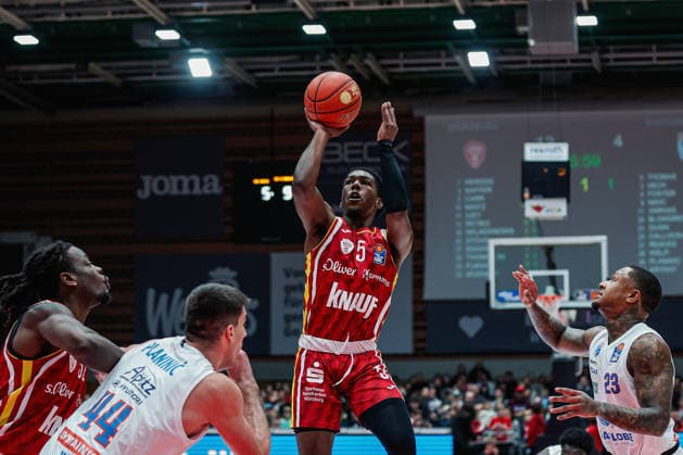 In the picture from left Charles Thompson Wuerzburg Baskets, 32 , Jure Planinic Syntainics MBC, 44 , Marcus Carr Wuerzburg Baskets, 5 and Charles Callison Syntainics MBC, 23 21 12 2025, Basketball, Fitness First Wuerzburg Baskets vs SYNTAINICS MBC, easyCredit BBL, Matchday 11, Germany, Wuerzburg, tectake Arena, Copyright: HMBxMedia xJulienxBecker