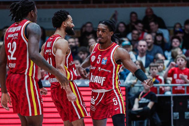 In the picture from left Charles Thompson Wuerzburg Baskets, 32 , Davion Mintz Wuerzburg Baskets, 10 and Marcus Carr Wuerzburg Baskets, 5 , cheering 21 12 2025, Basketball, Fitness First Wuerzburg Baskets vs SYNTAINICS MBC, easyCredit BBL, 11 Matchday, Germany, Wuerzburg, tectake Arena, Copyright: HMBxMedia xJulienxBecker