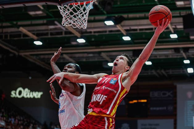 In the picture from left RJ Gunn Syntainics MBC, 21 against Brae Ivey Wuerzburg Baskets, 11 21 12 2025, Basketball, Fitness First Wuerzburg Baskets vs SYNTAINICS MBC, easyCredit BBL, 11 Matchday, Germany, Wuerzburg, tectake Arena, Copyright: HMBxMedia xJulienxBecker