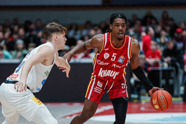 In the picture from left Perttu Blomgren Syntainics MBC, 20 against Marcus Carr Wuerzburg Baskets, 5 21 12 2025, Basketball, Fitness First Wuerzburg Baskets vs SYNTAINICS MBC, easyCredit BBL, 11 Matchday, Germany, Wuerzburg, tectake Arena, Copyright: HMBxMedia xJulienxBecker