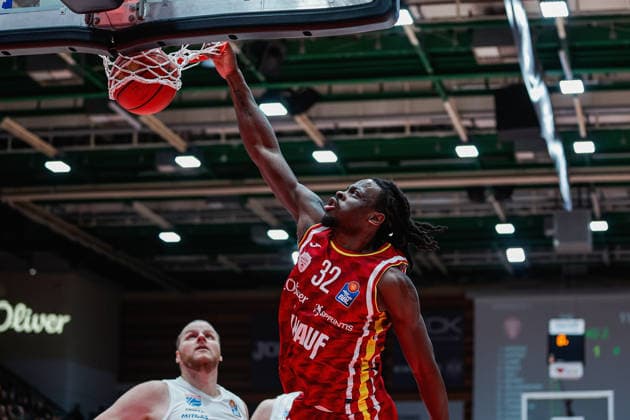 In the picture Charles Thompson Wuerzburg Baskets, 32 with the dunk 21 12 2025, Basketball, Fitness First Wuerzburg Baskets vs SYNTAINICS MBC, easyCredit BBL, Matchday 11, Germany, Wuerzburg, tectake Arena, Copyright: HMBxMedia xJulienxBecker