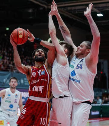 In the picture from left Davion Mintz Wuerzburg Baskets, 10 , Perttu Blomgren Syntainics MBC, 20 and John Bryant Syntainics MBC, 54 21 12 2025, Basketball, Fitness First Wuerzburg Baskets vs SYNTAINICS MBC, easyCredit BBL, 11 Matchday, Germany, Wuerzburg, tectake Arena, Copyright: HMBxMedia xJulienxBecker