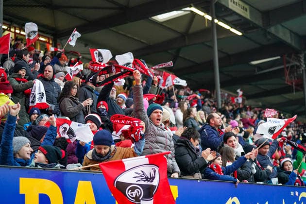 Germany Soccer Google Pixel Women Bundesliga 2025 26, 14 Matchday SC Freiburg vs SV Werder Bremen Dreisamstadion Freiburg Joy, emotions, cheering, spectator stand, fans, home fans, SC Freiburg, club flags, red white colors, cheering, applause, standing fans, family audience, children and adults, winter clothing, stadium roof, full stands, stadium atmosphere, home game, Europa Park Rulantica advertising Copyright: xJOERANxSTEINSIEKx