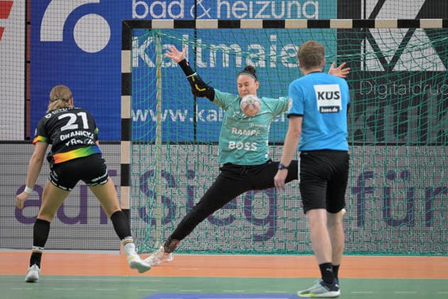 Sara Suba TusSies Metzingen, 77 in goal against Joanna Granicka VfL Oldenburg, 21 TusSies Metzingen vs VfL Oldenburg, handball, Alsco HBF, 11 league matchday, 2025 2026 season, 21 12 2025 TusSies Metzingen vs VfL Oldenburg, handball, Alsco HBF, 11 league matchday, 2025 2026 season, 21 12 2025 Tuebingen Copyright: xEibner-Pressefoto TobiasxBaurx EP_TBR