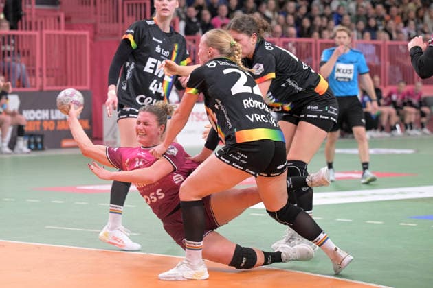 Nele Franz TusSies Metzingen, 10 vs Marie Steffen VfL Oldenburg, 14 and Lotta Roepcke VfL Oldenburg, 22 TusSies Metzingen vs VfL Oldenburg, Handball, Alsco HBF, 11 League Matchday, Season 2025 2026, 21 12 2025 TusSies Metzingen vs VfL Oldenburg, Handball, Alsco HBF, 11 League Matchday, Season 2025 2026, 21 12 2025 Tuebingen Copyright: xEibner-Pressefoto TobiasxBaurx EP_TBR