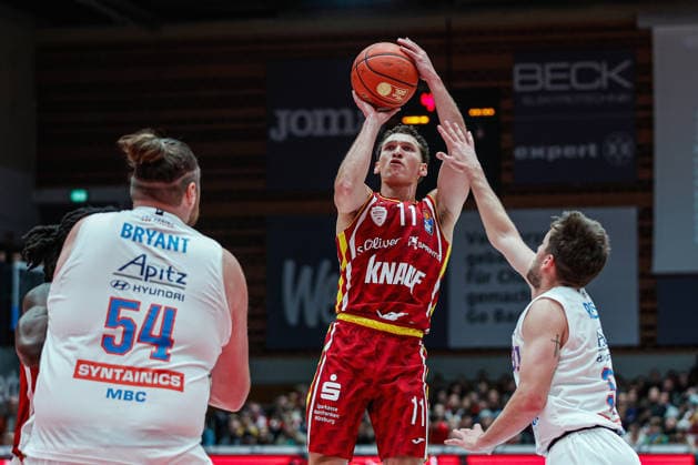In the picture from left John Bryant Syntainics MBC, 54 , Brae Ivey Wuerzburg Baskets, 11 and Spencer Reaves Syntainics MBC, 31 21 12 2025, Basketball, Fitness First Wuerzburg Baskets vs SYNTAINICS MBC, easyCredit BBL, 11 Matchday, Germany, Wuerzburg, tectake Arena, Copyright: HMBxMedia xJulienxBecker