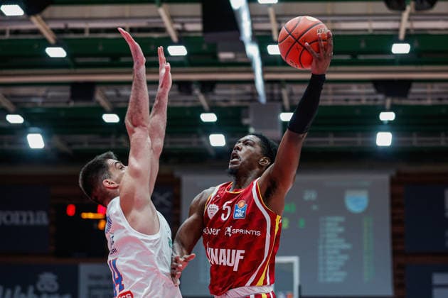 In the picture from left Jure Planinic Syntainics MBC, 44 against Marcus Carr Wuerzburg Baskets, 5 21 12 2025, Basketball, Fitness First Wuerzburg Baskets vs SYNTAINICS MBC, easyCredit BBL, 11 Matchday, Germany, Wuerzburg, tectake Arena, Copyright: HMBxMedia xJulienxBecker