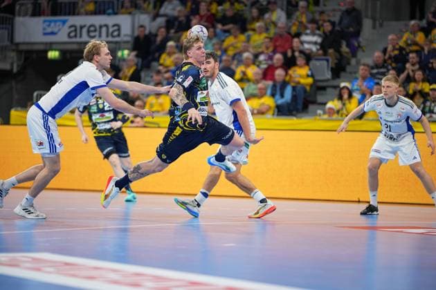 Scene with Edwin Aspenbäck 78 Rhein Neckar Löwen , Jacob Lassen 9 HSV Hamburg , Frederik Bo Andersen 21 HSV Hamburg and Einar Olafsson 23 HSV Hamburg Edwin Aspenbäck 78 Rhein Neckar Löwen and Jacob Lassen 9 HSV Hamburg in action Copyright: xspeedshotx
