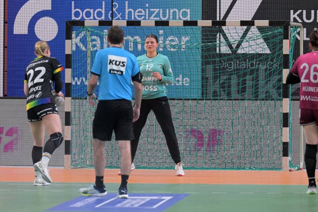 Marie Kristin Weiss TusSies Metzingen, 12 in goal against Lotta Roepcke VfL Oldenburg, 22 at 7 meters TusSies Metzingen vs VfL Oldenburg, handball, Alsco HBF, 11 league matchday, season 2025 2026, 21 12 2025 TusSies Metzingen vs VfL Oldenburg, handball, Alsco HBF, 11 league matchday, season 2025 2026, 21 12 2025 Tuebingen Copyright: xEibner-Pressefoto TobiasxBaurx EP_TBR