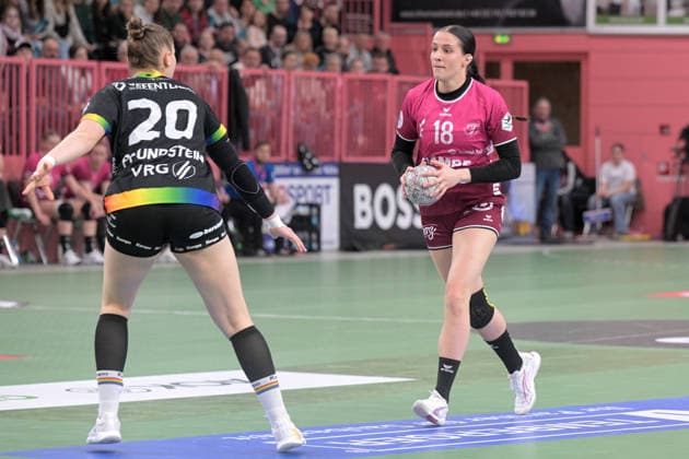 Santina Sabatnig TusSies Metzingen, 18 vs Ariane Pfundstein VfL Oldenburg, 20 TusSies Metzingen vs VfL Oldenburg, handball, Alsco HBF, 11 league matchday, 2025 2026 season, 21 12 2025 TusSies Metzingen vs VfL Oldenburg, handball, Alsco HBF, 11 league matchday, 2025 2026 season, 21 12 2025 Tuebingen Copyright: xEibner-Pressefoto TobiasxBaurx EP_TBR