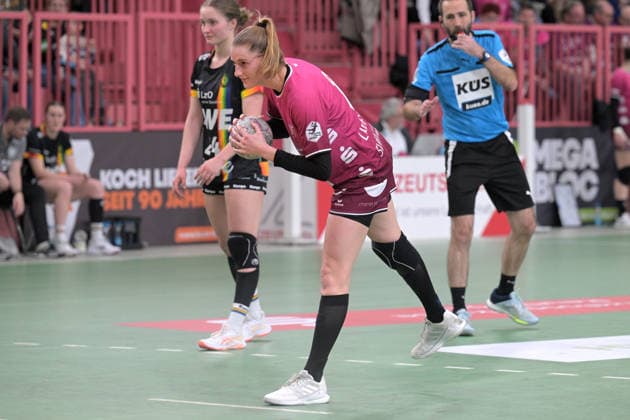 Selina Lindemann TusSies Metzingen, 02 TusSies Metzingen vs VfL Oldenburg, Handball, Alsco HBF, 11 League Matchday, Season 2025 2026, 21 12 2025 TusSies Metzingen vs VfL Oldenburg, Handball, Alsco HBF, 11 League Matchday, Season 2025 2026, 21 12 2025 Tuebingen Copyright: xEibner-Pressefoto TobiasxBaurx EP_TBR