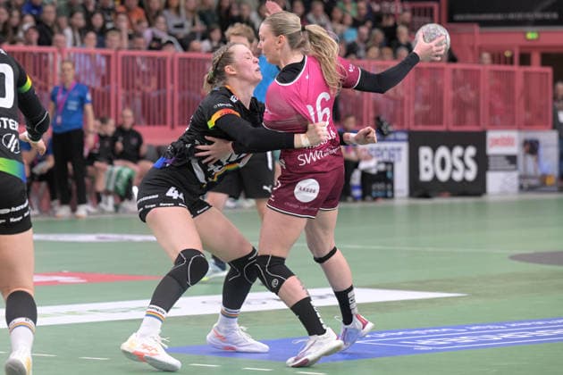 Charlotte Cholevova TusSies Metzingen, 96 vs Lisa Marie Fragge VfL Oldenburg, 44 TusSies Metzingen vs VfL Oldenburg, Handball, Alsco HBF, 11 League Matchday, Season 2025 2026, 21 12 2025 TusSies Metzingen vs VfL Oldenburg, Handball, Alsco HBF, 11 League Matchday, Season 2025 2026, 21 12 2025 Tuebingen Copyright: xEibner-Pressefoto TobiasxBaurx EP_TBR