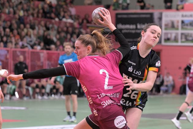 Selina Lindemann TusSies Metzingen, 02 vs Pam Korsten VfL Oldenburg, 26 TusSies Metzingen vs VfL Oldenburg, handball, Alsco HBF, 11 league matchday, 2025 2026 season, 21 12 2025 TusSies Metzingen vs VfL Oldenburg, handball, Alsco HBF, 11 league matchday, 2025 2026 season, 21 12 2025 Tuebingen Copyright: xEibner-Pressefoto TobiasxBaurx EP_TBR