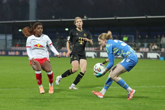 Google Pixel Women Bundesliga, RB Leipzig 1 FC Köln 21 12 2025 From left Delice Boboy 17, RB Leipzig , Celina Degen 5, 1 FC Köln , Goalkeeper Irina Fuchs 34, 1 FC Köln Soccer, Google Pixel Women Bundesliga, Season 2025 2026, Matchday 14 RB Leipzig vs 1 FC Köln on 21 12 2025, Training Center Cottaweg, Leipzig DFB REGULATIONS PROHIBIT ANY USE OF PHOTOGRAPHS AS IMAGE SEQUENCES AND OR QUASI VIDEO Copyright: xBEAUTIFULxSPORTS JanxKaeferx