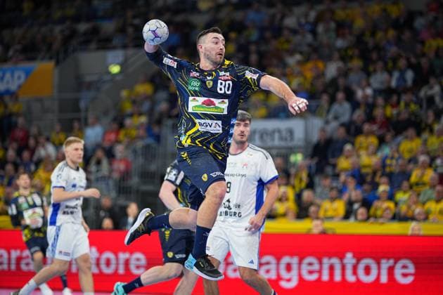 Scene with Jannik Kohlbacher 80 Rhein Neckar Löwen , Jacob Lassen 9 HSV Hamburg and players from Team HSV Hamburg Jannik Kohlbacher 80 Rhein Neckar Löwen with ball in action Copyright: xspeedshotx