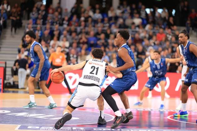 Game action with DJ Horne 0 MLP Academics Heidelberg and Osun Osunniyi 12 MLP Academics Heidelberg easyCredit BBL MLP Academics Heidelberg - Veolia Towers Hamburg 21 12 2025 SNP Dome Heidelberg DJ Horne 0 MLP Academics Heidelberg and Osun Osunniyi 12 MLP Academics Heidelberg in action Copyright: xspeedshotx
