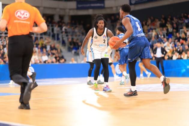 Leonard Thorpe Jr 2 Veolia Towers Hamburg with ball, while Niklas Würzner 2 MLP Academics Heidelberg defends easyCredit BBL MLP Academics Heidelberg - Veolia Towers Hamburg 21 12 2025 SNP Dome Heidelberg Leonard Thorpe Jr 2 Veolia Towers Hamburg with ball Copyright: xspeedshotx