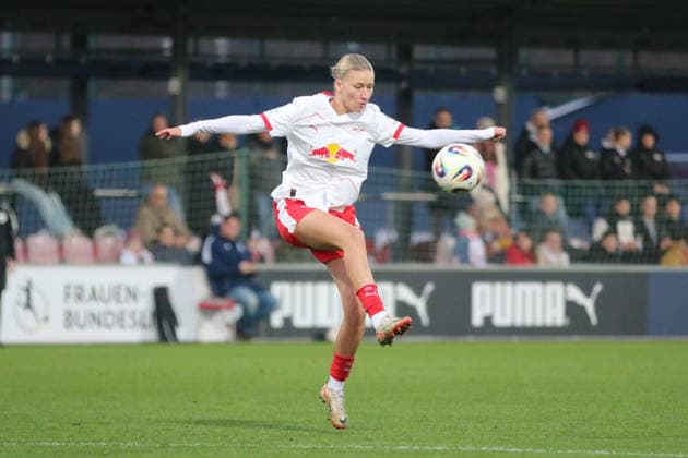 21 12 2025 Soccer Women 2025 2026 Google Pixel Women Bundesliga 14 Matchday RB Leipzig 1 FC Köln RB Trainingszentrum am Cottaweg Leipzig Marlene Müller Leipzig, 27, white on the ball Leipzig Saxony Germany