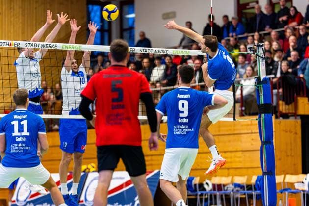 21 12 2025, GER, Volleyball, 2 BL Maenner Sued, Saison 2025 2026, Blue Volleys Gotha L E Volleys Dominik Duchac Blue Volleys Gotha , Paul Lohrisch L E Volleys Leipzig 99867 Gotha Sporthalle Sportanlage Ernesti Thüringen Germany