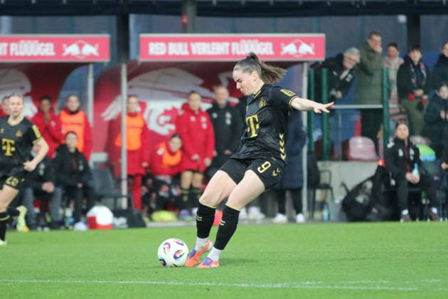 21 12 2025 Soccer Women 2025 2026 Google Pixel Women Bundesliga 14 Matchday RB Leipzig 1 FC Köln RB Trainingszentrum am Cottaweg Leipzig Adriana Achcinska Cologne, 9, black on goal Leipzig Saxony Germany