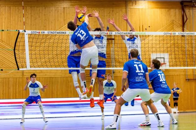21 12 2025, GER, Volleyball, 2 BL Maenner Sued, Saison 2025 2026, Blue Volleys Gotha L E Volleys Ben Bierwisch Blue Volleys Gotha , Lennard Rossmy L E Volleys Leipzig , Paul Lohrisch L E Volleys Leipzig 99867 Gotha Sporthalle Sportanlage Ernesti Thüringen Germany