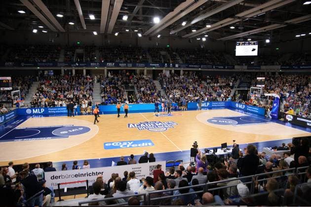 Wide angle shot of the arena with audience easyCredit BBL MLP Academics Heidelberg - Veolia Towers Hamburg 21 12 2025 SNP Dome Heidelberg stadium scene with audience Copyright: xspeedshotx