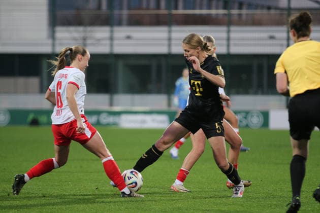 21 12 2025 Soccer Women 2025 2026 Google Pixel Women Bundesliga 14 Matchday RB Leipzig 1 FC Köln RB Training Center am Cottaweg Leipzig Celina Degen Köln, 5, black and Lou Ann Joly Leipzig, 6, white in a duel Leipzig Saxony Germany