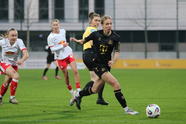 21 12 2025 Soccer Women 2025 2026 Google Pixel Women Bundesliga 14 Matchday RB Leipzig 1 FC Köln RB Trainingszentrum am Cottaweg Leipzig Celina Degen Köln, 5, black on the ball Leipzig Saxony Germany