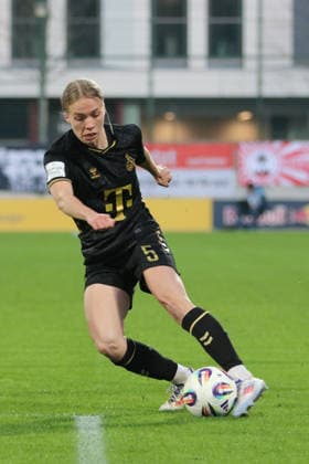 21 12 2025 Soccer Women 2025 2026 Google Pixel Women Bundesliga 14 Matchday RB Leipzig 1 FC Köln RB Training Center am Cottaweg Leipzig Celina Degen Cologne, 5, black strikes a cross Leipzig Saxony Germany