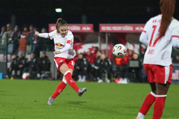 Google Pixel Womens Bundesliga, RB Leipzig 1 FC Köln 21 12 2025 Annabel Schasching 16, RB Leipzig with a shot attempt Football, Google Pixel Womens Bundesliga, Season 2025 2026, 14 Matchday RB Leipzig vs 1 FC Köln on 21 12 2025, Training Center Cottaweg, Leipzig DFB REGULATIONS PROHIBIT ANY USE OF PHOTOGRAPHS AS IMAGE SEQUENCES AND OR QUASI VIDEO Copyright: xBEAUTIFULxSPORTS JanxKaeferx