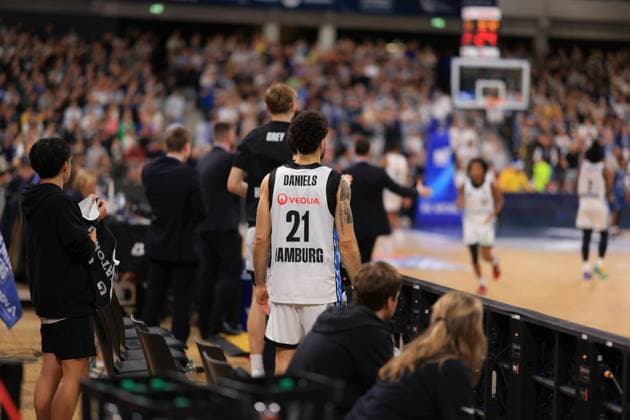 Scene with Devon Daniels 21 Veolia Towers Hamburg on the sidelines easyCredit BBL MLP Academics Heidelberg - Veolia Towers Hamburg 21 12 2025 SNP Dome Heidelberg Devon Daniels 21 Veolia Towers Hamburg on the sidelines Copyright: xspeedshotx