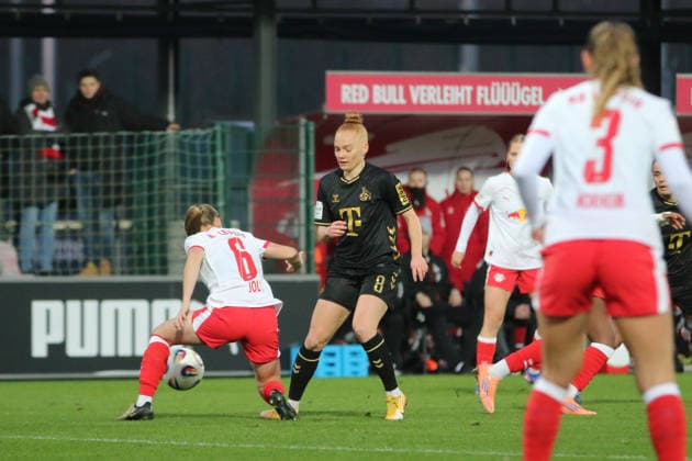 21 12 2025 Soccer Women 2025 2026 Google Pixel Women Bundesliga 14 Matchday RB Leipzig 1 FC Cologne RB Training Center at Cottaweg Leipzig Lou Ann Joly Leipzig, 6, white blocks a ball from Laura Vogt Cologne, 8, black Leipzig Saxony Germany