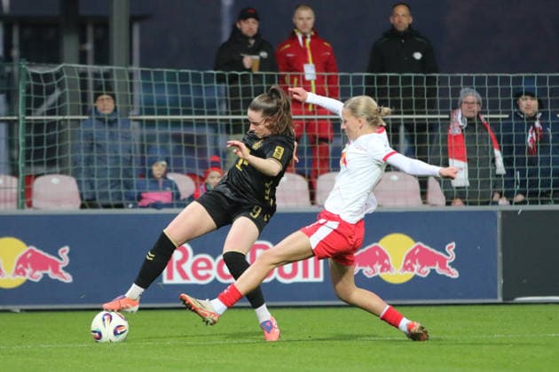 21 12 2025 Soccer Women 2025 2026 Google Pixel Women Bundesliga 14 Matchday RB Leipzig 1 FC Köln RB Trainingszentrum am Cottaweg Leipzig Adriana Achcinska Cologne, 9, black in duel with Marlene Müller Leipzig, 27, white Leipzig Saxony Germany